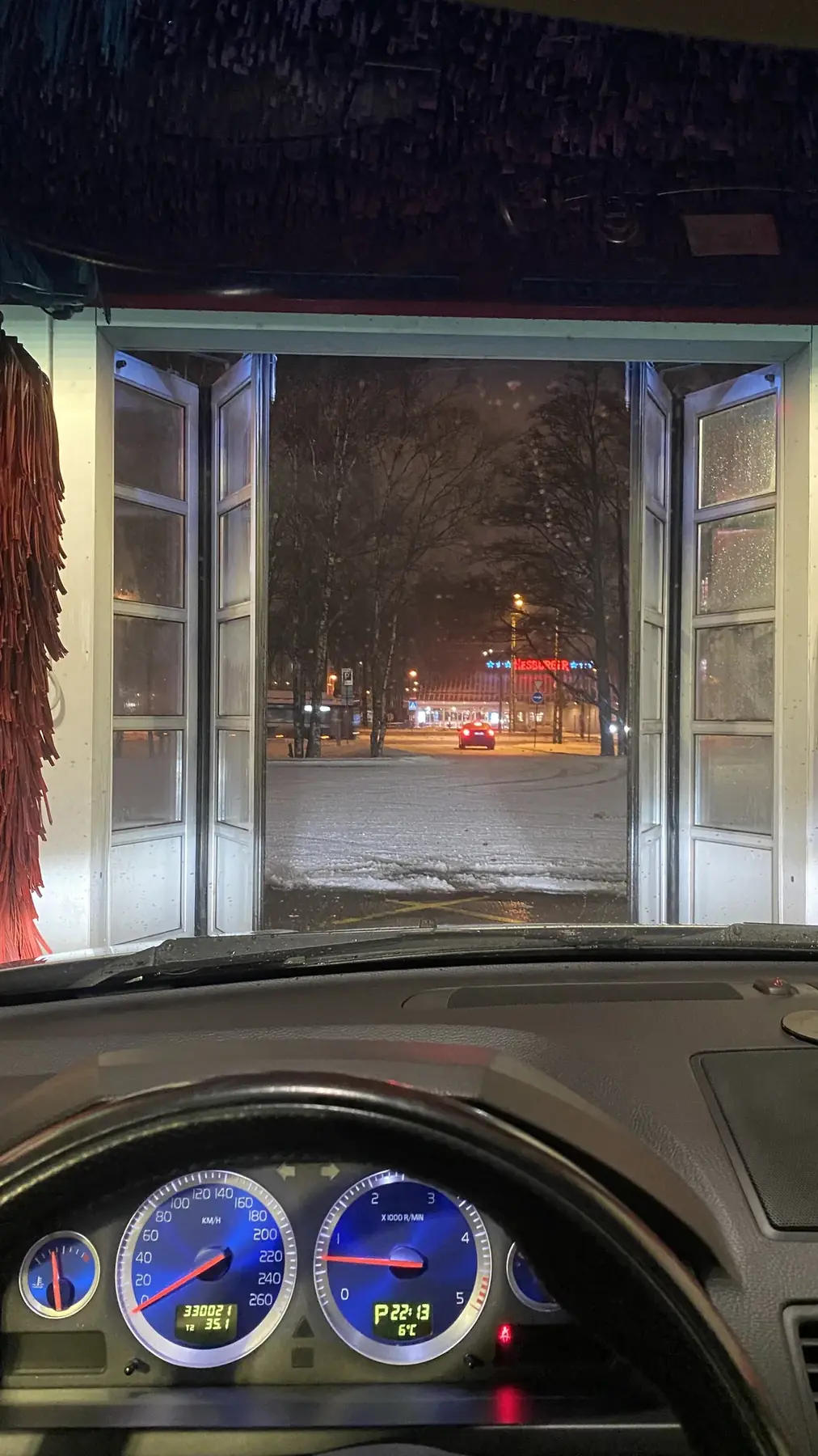 Uksed läksid poole peale kinni, nii et ma ei mahtunud enam välja.